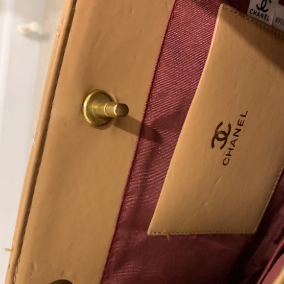 Elegant Quilted Shoulder Bag in Tan - Picture 4 of 6